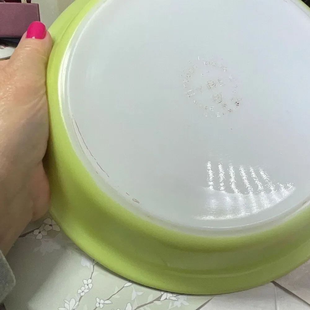 VTG 1960’s Pyrex Lime Green 8.5” pie pan.